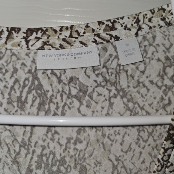 Chic Patterned Blouse - Picture 3 of 3